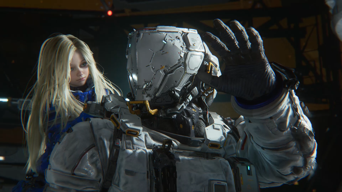 Un "cosmonaute" veut faire un check à la petite blonde qui porte sur son dos