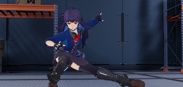 Une jeune fille en uniforme et en pull bleu fait une pose de super héros japonais